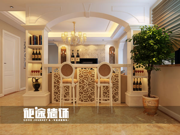运用欧式造型罗马柱把休闲区与客厅
