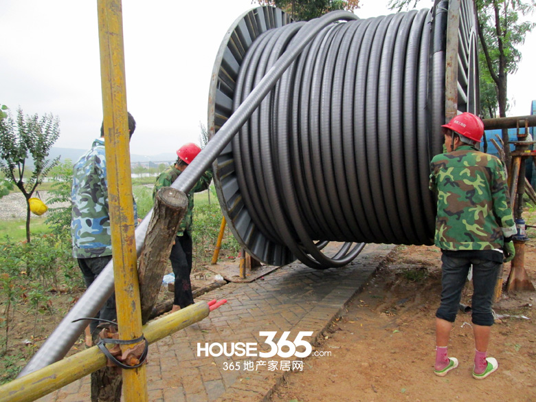 小莫跑盘】绿地国际生态城浐河西路电力线缆采